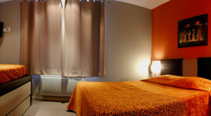Chambre familiale de l'h&ocirc;tel Savary &agrave; La Rochelle
