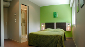 Chambre familiale de l'h&ocirc;tel Savary &agrave; La Rochelle