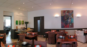 La salle petit d&eacute;jeuner de l'h&ocirc;tel Savary &agrave; La Rochelle